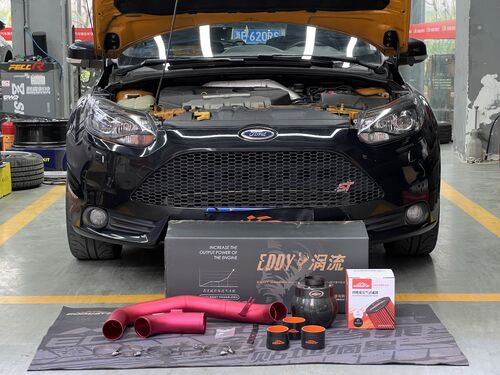 Aktueller Firmenfall über 2014 Ford Focus ST 2.0T Upgrades EDDYSTAR Carbon Fiber Atomic Intake Kit
